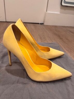 Yellow suede pumps by Le Silla